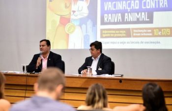 O subsecretário de Vigilância à Saúde, Tiago Coelho, e o médico veterinário da Vigilância Ambiental em Saúde Laurício Monteiro da Cruz, em entrevista coletiva na Secretaria de Saúde. Foto: Andre Borges/Agência Brasília